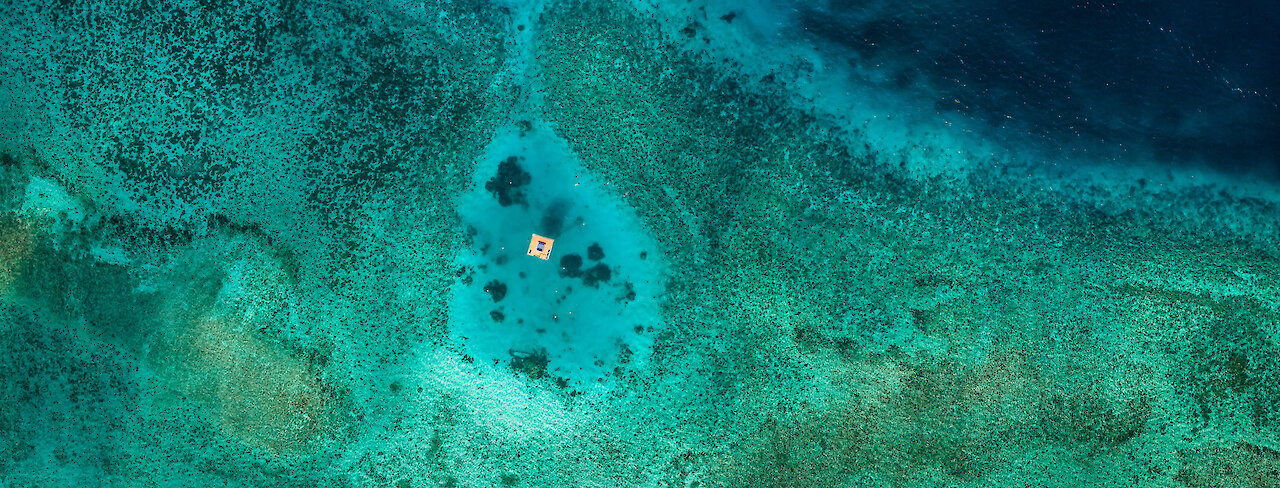 Luftaufnahme des Unterwasserzimmers mitten im Meer