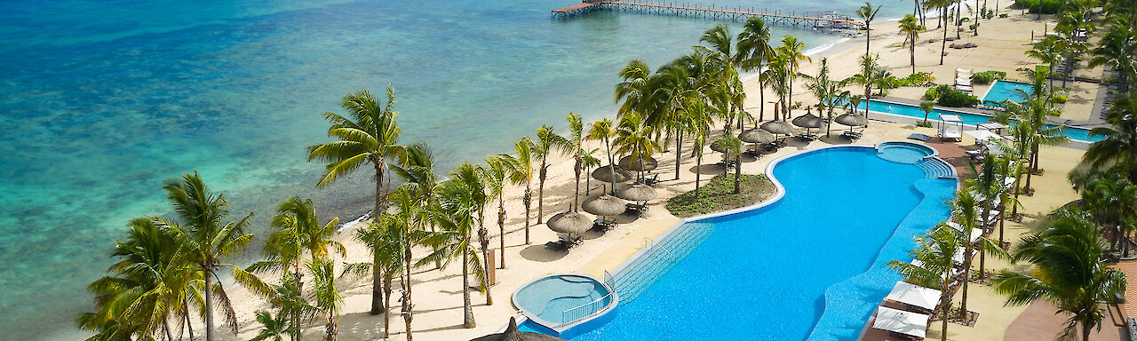 Luftaufnahme des Pools und Strands vom Le Meridien Île Maurice