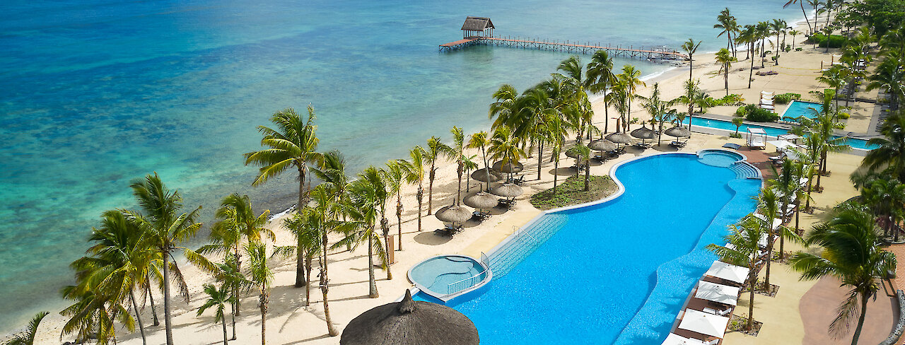 Luftaufnahme des Pools und Strands vom Le Meridien Île Maurice