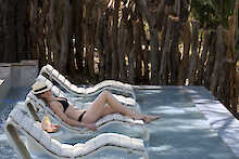 Thorntree River Lodge Pool mit Liegen