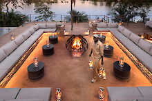 Thorntree River Lodge Lounge mit Feuerstelle