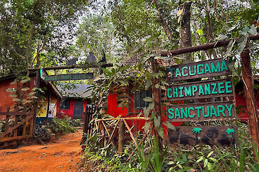 Eingangsschild zum Tacugama-Schimpansen-Sanctuary