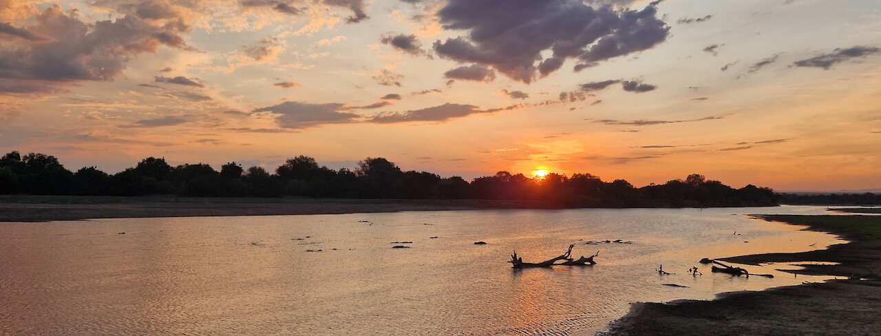 Sonnenuntergang am Flussufer im South-Luangwa-Nationalpark Sambia
