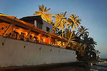 Peponi Hotel Blick vom Strand auf Terrasse