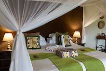 Umkumbe Safari Lodge Doppelbett mit Dekokissen