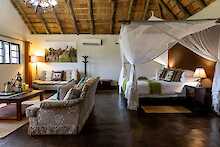 Umkumbe Safari Lodge Doppelzimmer mit Kaffee Lounge