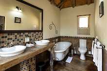 Umkumbe Safari Lodge Badezimmer mit Badewanne