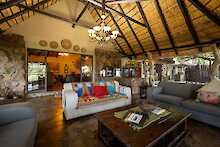 Umkumbe Safari Lodge Hauptbereich Lounge mit Bar