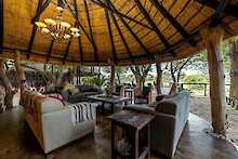 Umkumbe Safari Lodge Hauptbereich Terrasse Lounge