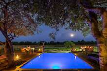 Umkumbe Safari Lodge Infinity Pool und Terrasse