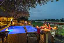 Umkumbe Safari Lodge Pool und Terrasse