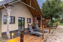 Umkumbe Safari Lodge Wohneineit mit Terrasse und Sonnenliege