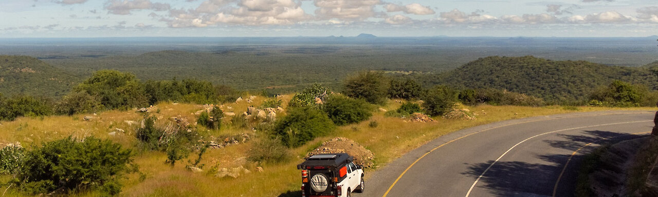 Mietwagen entlang der Straße mit Ausblick