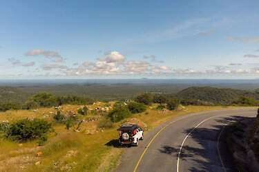 Mietwagen entlang der Straße mit Ausblick