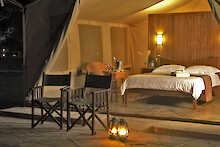 Ashnil Aruba Lodge Blick ins Zelt mit Doppelbett bei Nacht