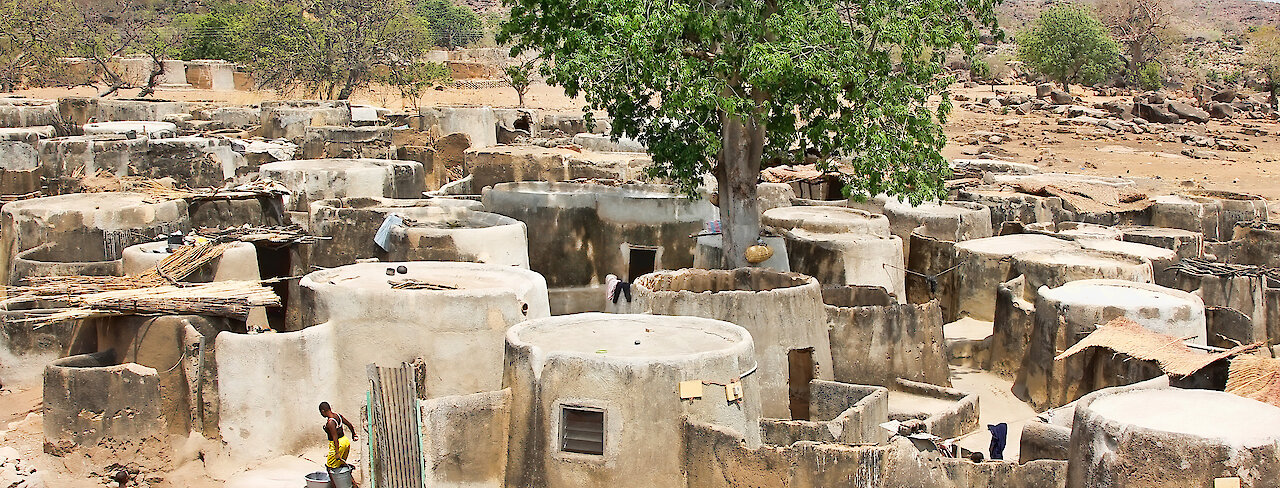 Luftbild eines Dorfes in Ghana
