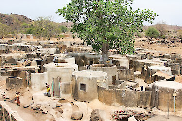 Luftbild eines Dorfes in Ghana