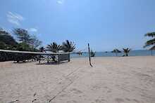 Strand mit Volleyballnetz im Kilwa Pakaya Hotel