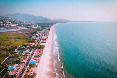 Luftaufnahme von einem Strand bei Freetown