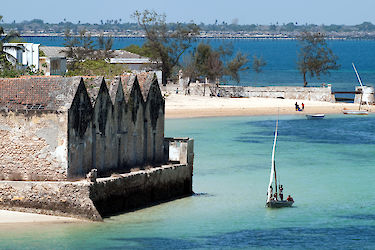 Segelboot bei Einfahrt in Naturhafen in Mosambik