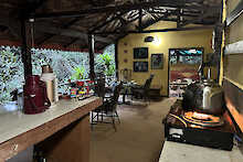 Aufenthaltsbereich der Tacugama Ecolodge mit Kochnische