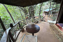 Private Terrasse mit Tisch vor dem Zimmer