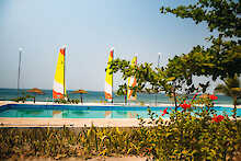 Segelboote hinterm Pool