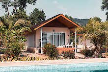 Chalet mit Terrasse am Pool
