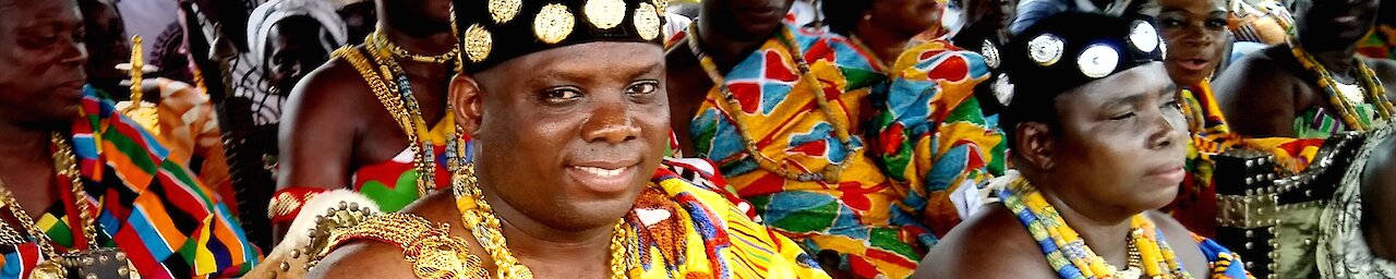 Buntgekleidete Ashanti Chiefs in Kumasi