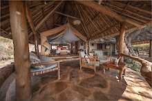 Elewana Tortilis Camp Amboseli Zelt Blick auf Doppelbett von Terrasse
