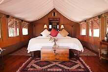 Elewana Tortilis Camp Amboseli Zelt Blick auf Doppelbett