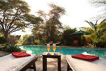 Elewana Tortilis Camp Amboseli Pool mit Sonnenliegen