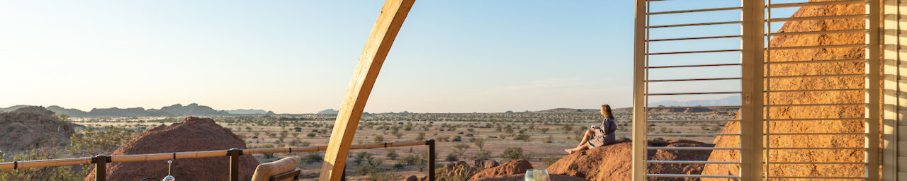 Blick vom Bett in die unendliche Weite der Wüste