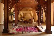 Breezes Beach Club & Spa Zanzibar Sultans Bad mit Blüten