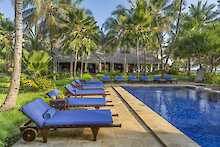 The Palms Pool mit Sonnenliegen