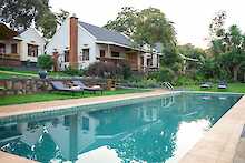 Martinas Retreat Pool mit Sonnenliegen