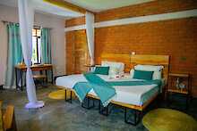 Martinas Retreat Doppelbett und Schreibtisch