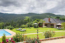 Ngorongoro Coffee Lodge Garten mit Pool und Hauptgebäude