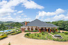 Ngorongoro Coffee Lodge Vogelperspektive Pool mit Hauptgebäude