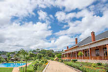 Ngorongoro Coffee Lodge Pool mit Hauptgebäude