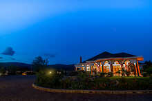 Ngorongoro Coffee Lodge Nachtaufnahme Hauptgebäude