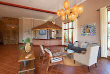 Ngorongoro Coffee Lodge Lounge im Hauptgebäude