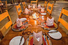 Tamba Tented Camp Serengeti Restaurant gedeckter Tisch