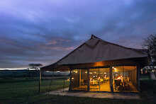 ThornTree Camp Hauptzelt bei Nacht