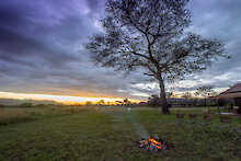 ThornTree Camp Hauptzelt mit Lagerfeuer