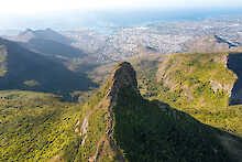 Le Pouce Berggipfel mit Blick auf Port Louis