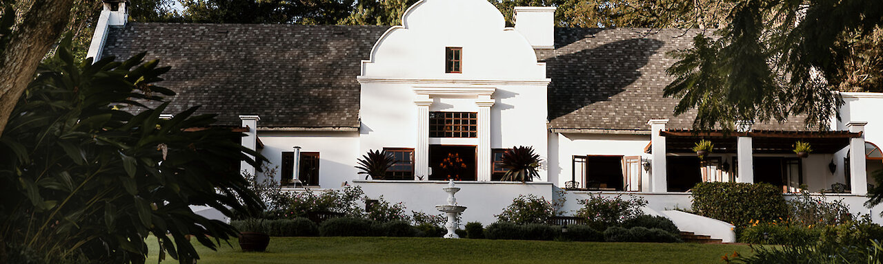 Frontansicht auf das Haupthaus des The Manor at Ngorongoro