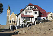 Wohnhaus neben einer Kirche in Lüderitz