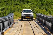 Fahrzeug fährt über Brücke im Saadani-Nationalpark