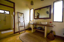 Badezimmer mit Dusche